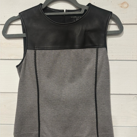 Theory Modern Seamed Shell
Leather Detailing Black and Gray in size 0 - Picture 3 of 14